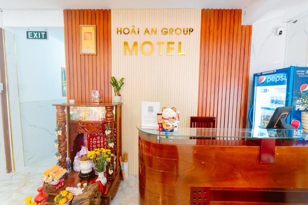 una sala de exposición con un cartel que lee un modelo de grupo en Motel Hoài An en Can Tho