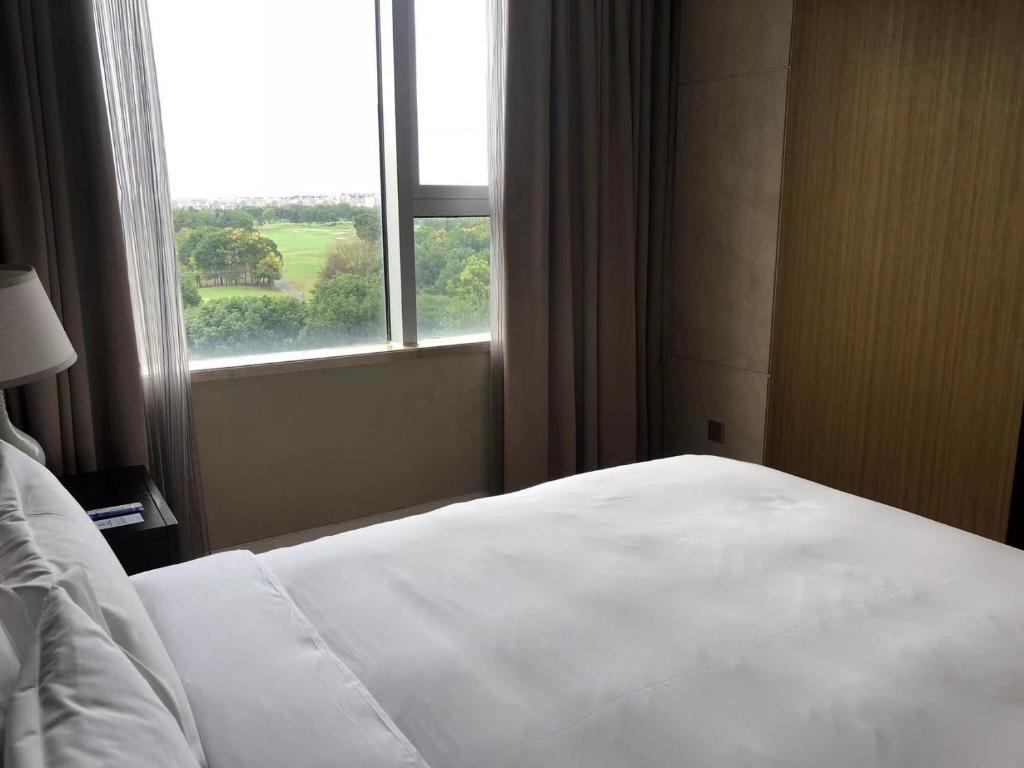 Postel nebo postele na pokoji v ubytování Crowne Plaza Shanghai Anting-Auto City - 15 Minutes drive to F1