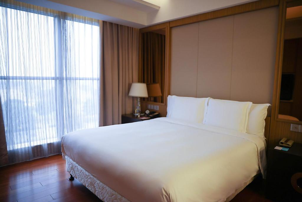 Postel nebo postele na pokoji v ubytování Crowne Plaza Shanghai Anting-Auto City - 15 Minutes drive to F1
