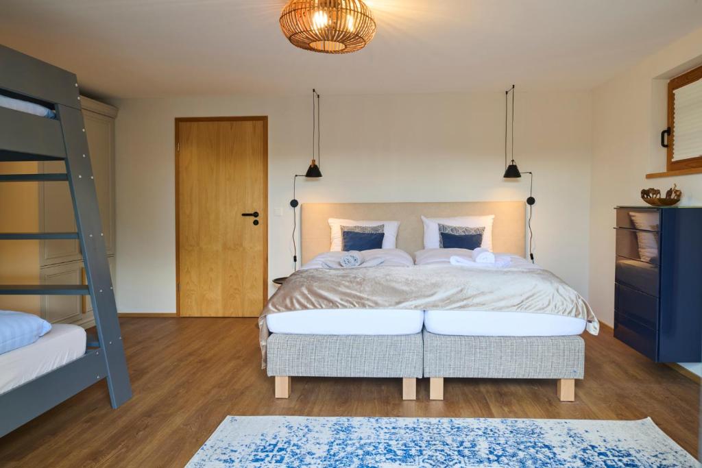 Postel nebo postele na pokoji v ubytování Chalet Waging am See 4 Schlafzimmer