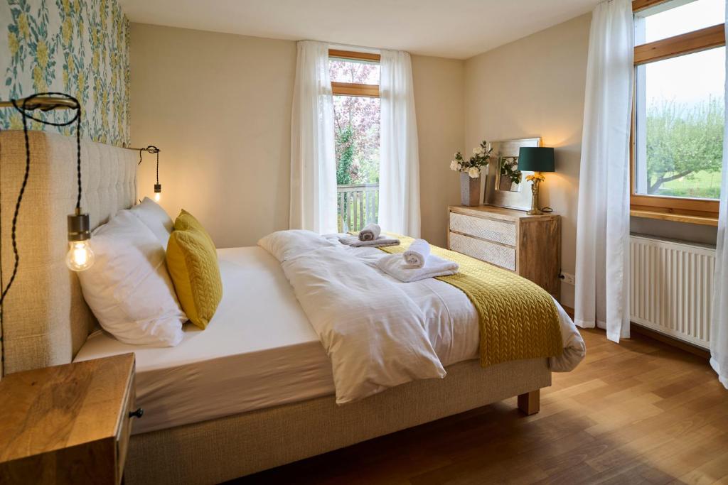 Postel nebo postele na pokoji v ubytování Chalet Waging am See 4 Schlafzimmer