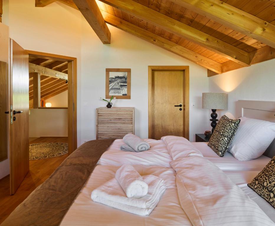 Postel nebo postele na pokoji v ubytování Chalet Waging am See 4 Schlafzimmer