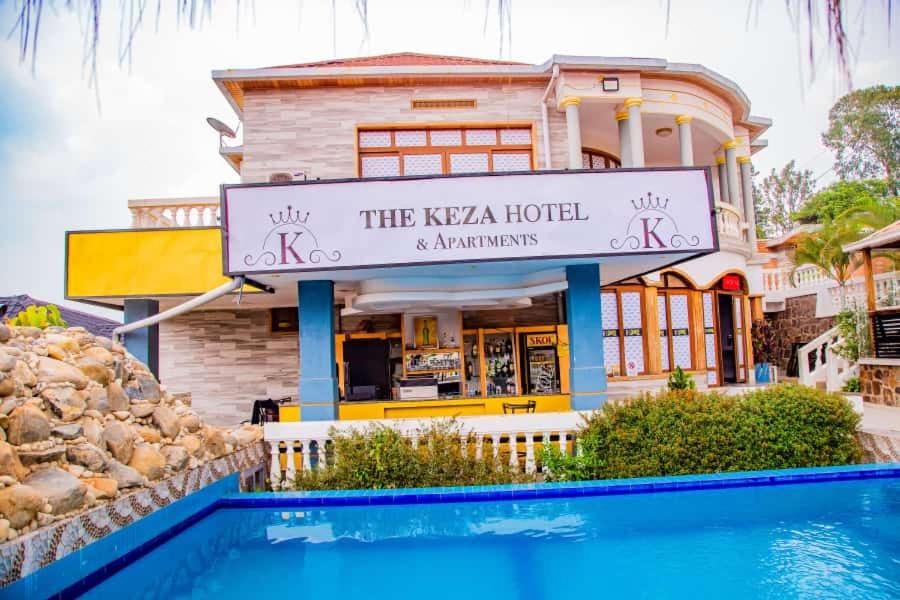 un hotel con piscina di fronte a un edificio di The Keza Hotel a Kigali