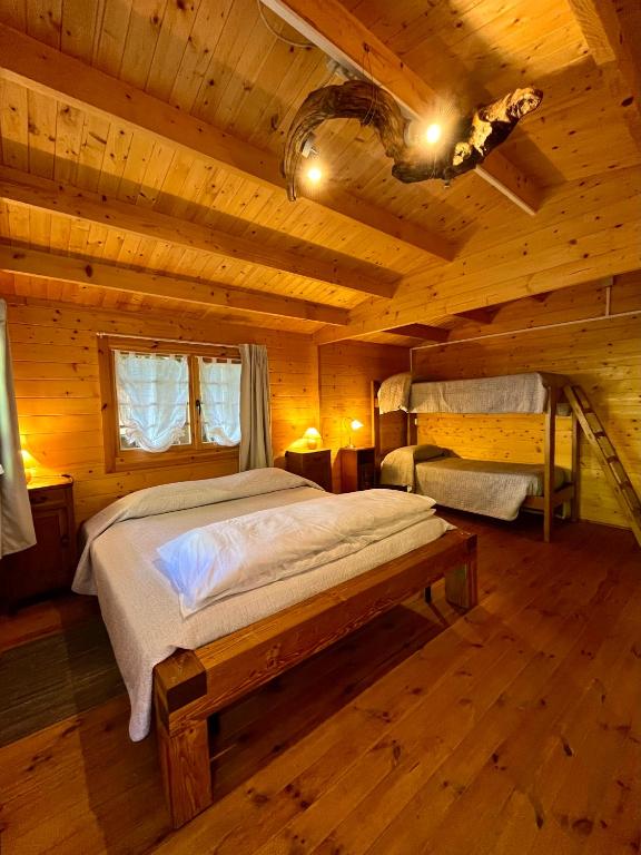 sypialnia z łóżkiem w drewnianym domku w obiekcie Agriturismo La Vecchia Chioderia w mieście Grandola ed Uniti
