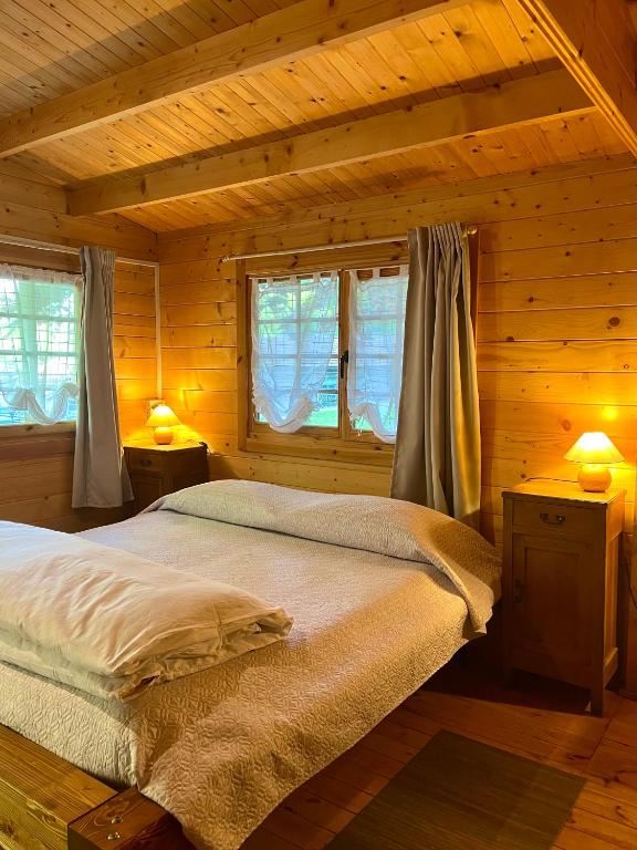 sypialnia z łóżkiem w drewnianym domku w obiekcie Agriturismo La Vecchia Chioderia w mieście Grandola ed Uniti
