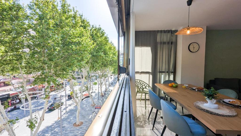 einen Balkon mit einem Esstisch und Straßenblick in der Unterkunft LAS OLAS 0ld Town Apartments in Benidorm