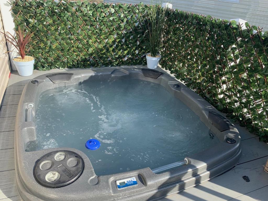 a jacuzziificialificialificialificialificialificialificialificialificialificialificial at The Wardens Hideaway - Tattershall Lakes Country Park in Tattershall
