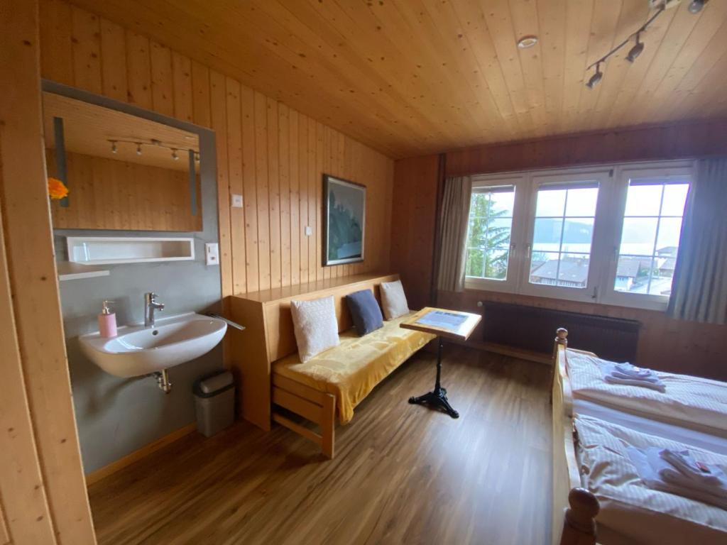 Postel nebo postele na pokoji v ubytování B & B Brienz