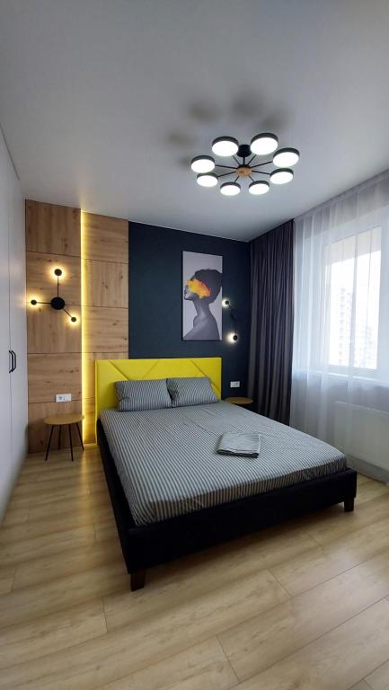 オデッサにあるApartments near the seaのベッドルーム1室(黄色と青の壁のベッド1台付)