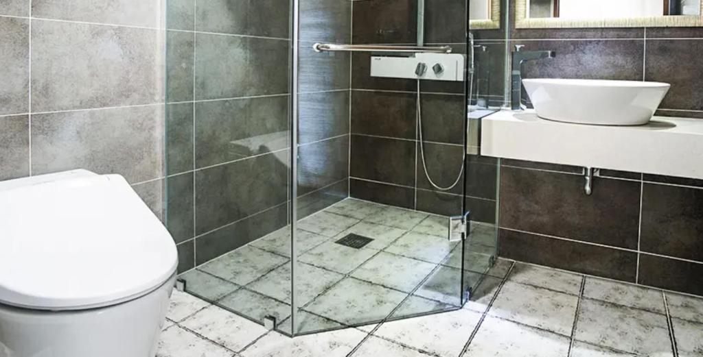 Koupelna v ubytování Login Hotel