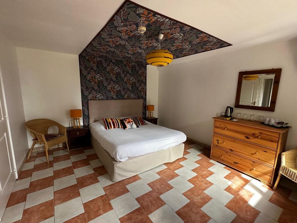 Postel nebo postele na pokoji v ubytování Hôtel les Grands Chênes