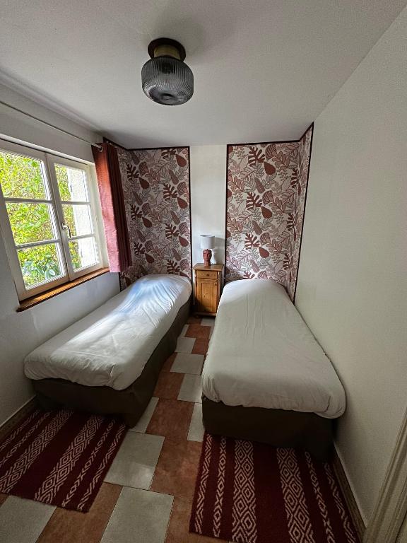 Postel nebo postele na pokoji v ubytování Hôtel les Grands Chênes