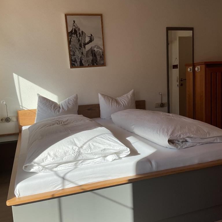 Postel nebo postele na pokoji v ubytování Landgasthof Dorfstadl