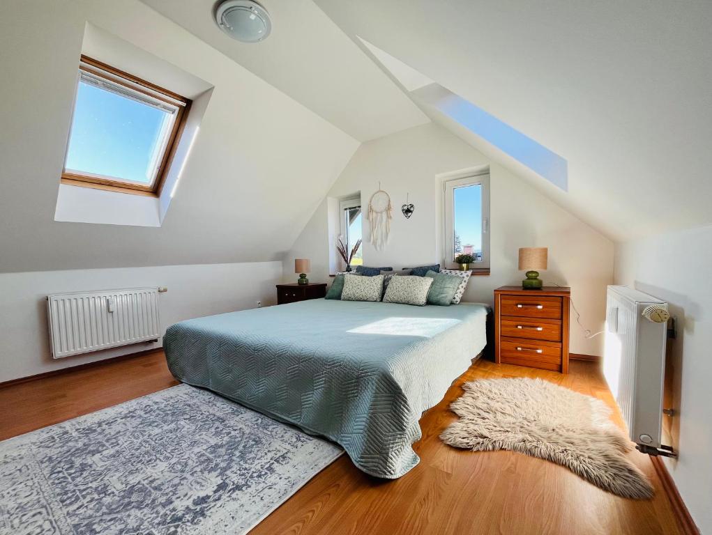 Postel nebo postele na pokoji v ubytování Apartmán Karlovice