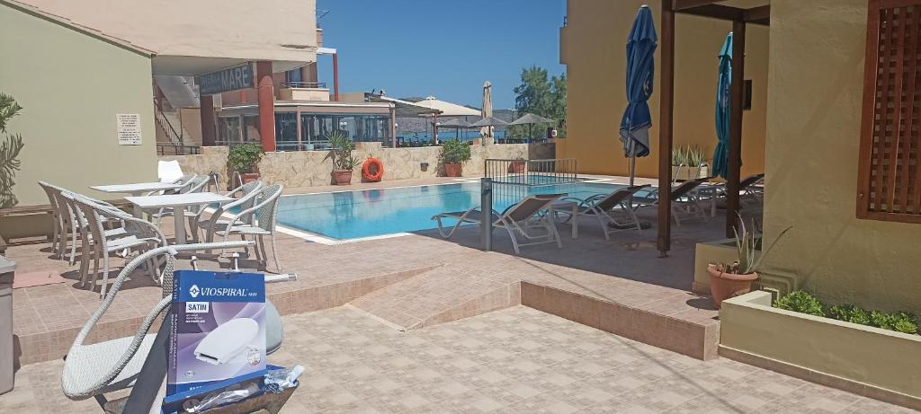 Bazén v ubytování Vetoulas Suites n Studios in Stalos beach nebo v jeho okolí