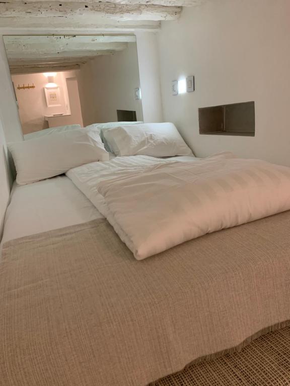 2 Betten in einem Zimmer mit weißen Wänden in der Unterkunft Il Piccolo Giustiniani 20 in Genua