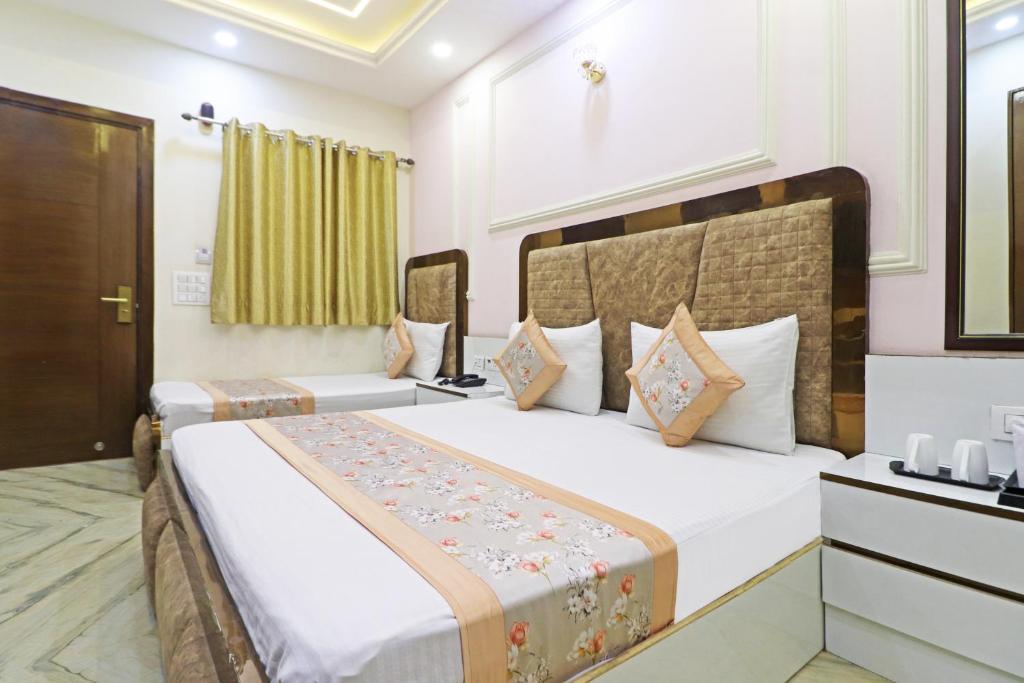 Postel nebo postele na pokoji v ubytování Frankstay By Hotel Samrat Residency 10 Mints Walking Distance Nizamuddin Railway Station