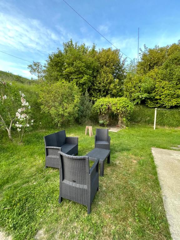 un groupe de bancs assis dans l'herbe dans l'établissement Maison sur la colline, à Saint-Martin-lʼHortier
