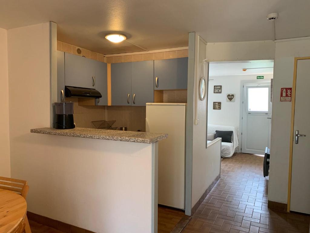 Kuchyň nebo kuchyňský kout v ubytování LOGIS HOTELS - Hôtel et Restaurant L'Océana