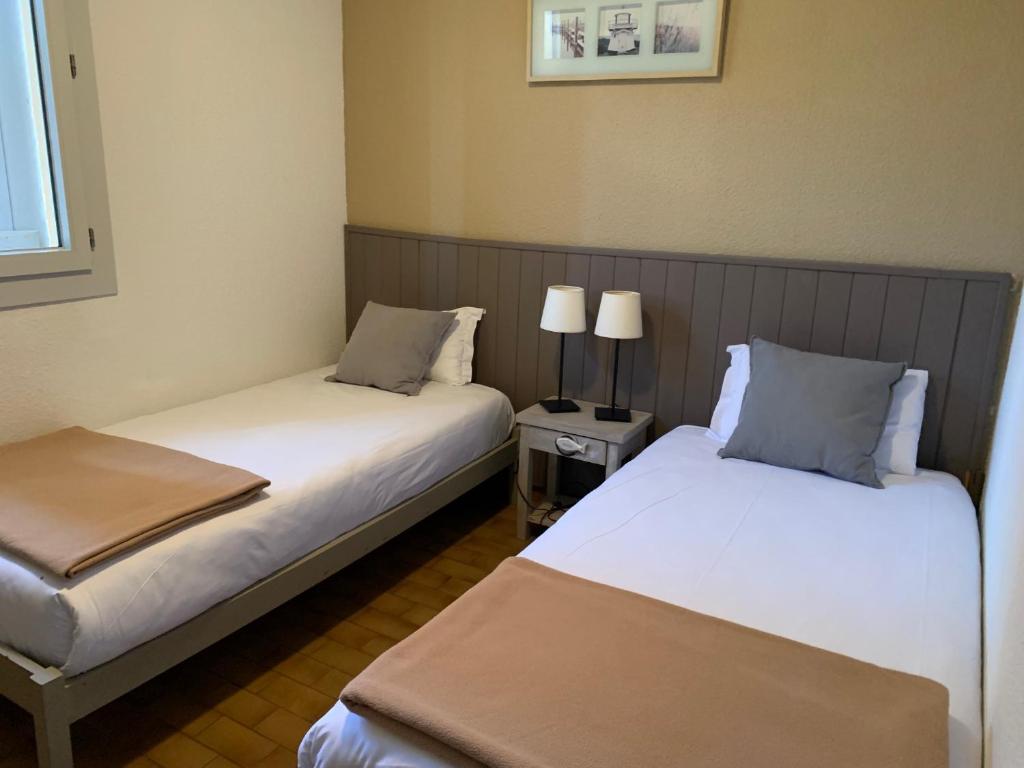 Postel nebo postele na pokoji v ubytování LOGIS HOTELS - Hôtel et Restaurant L'Océana