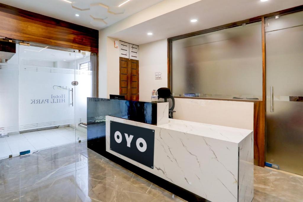 aiya office with a reception desk in a lobby at OYO Hotel HILL PARK I in Vadodara