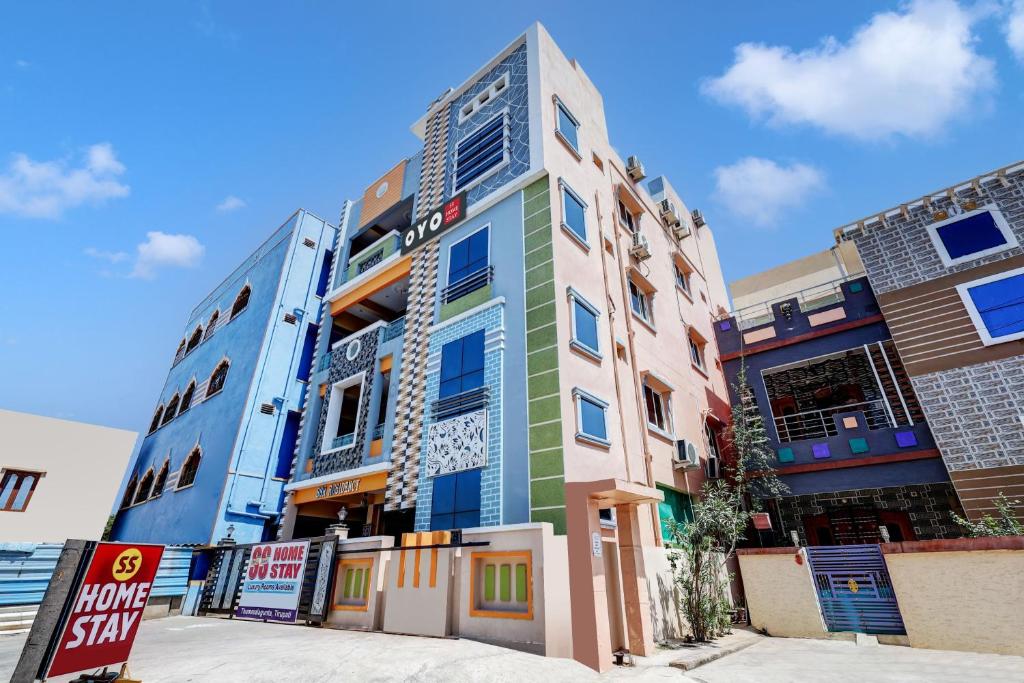 un edificio alto con pintura colorida. en OYO SS Home Stay - An Unique Home Stay, en Tirupati