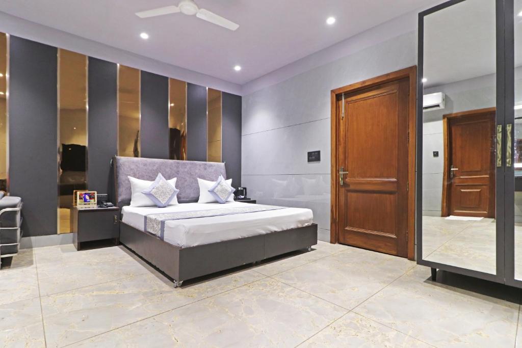 a bedroom with a bed and a walk in shower at Frankstay By Hotel Preet in 05 mints walking Distance Nizamuddin Railway Station in New Delhi