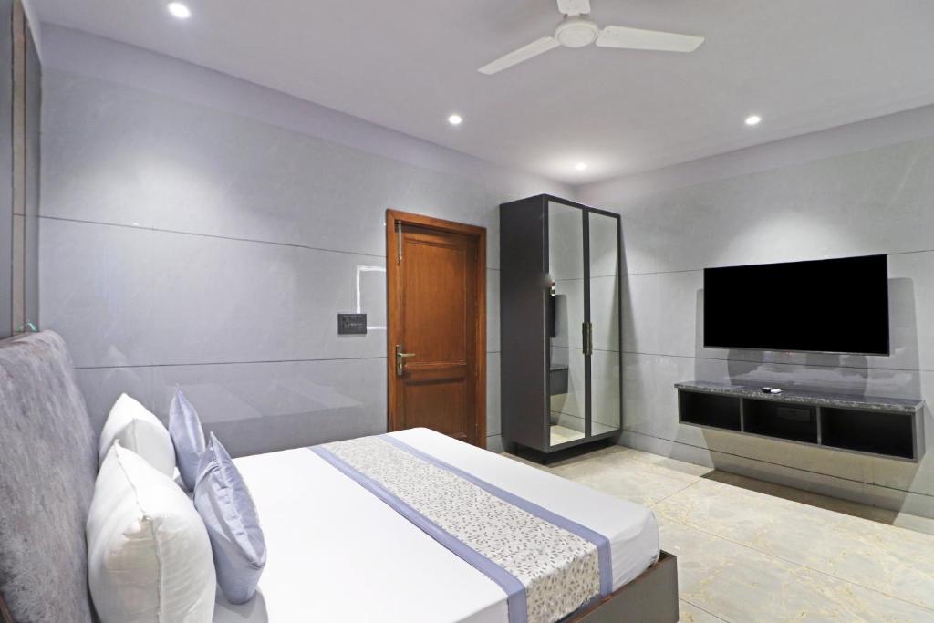 TV a/nebo společenská místnost v ubytování Hotel Preet Inn 05 mints walking Distance Nizamuddin Railway Station