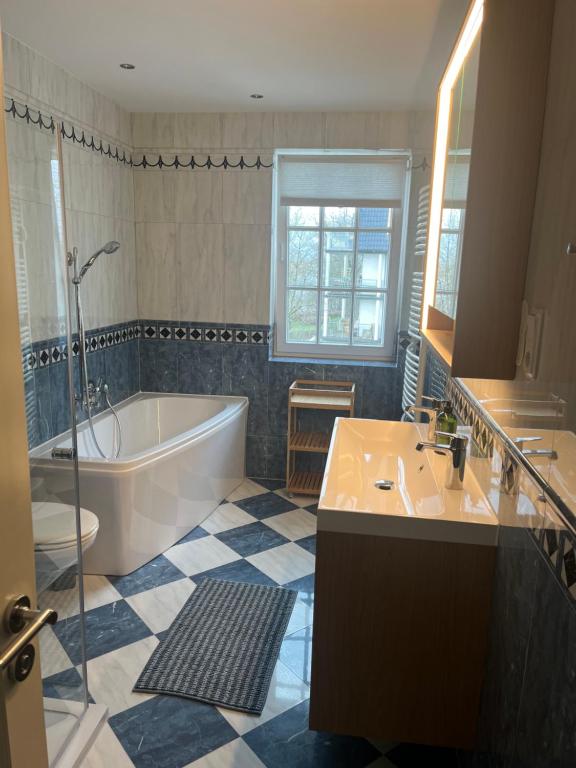 Koupelna v ubytování Traumwohnung mit Stadthafen-Panorama! Zwei Schlafzimmer, Parkplatz