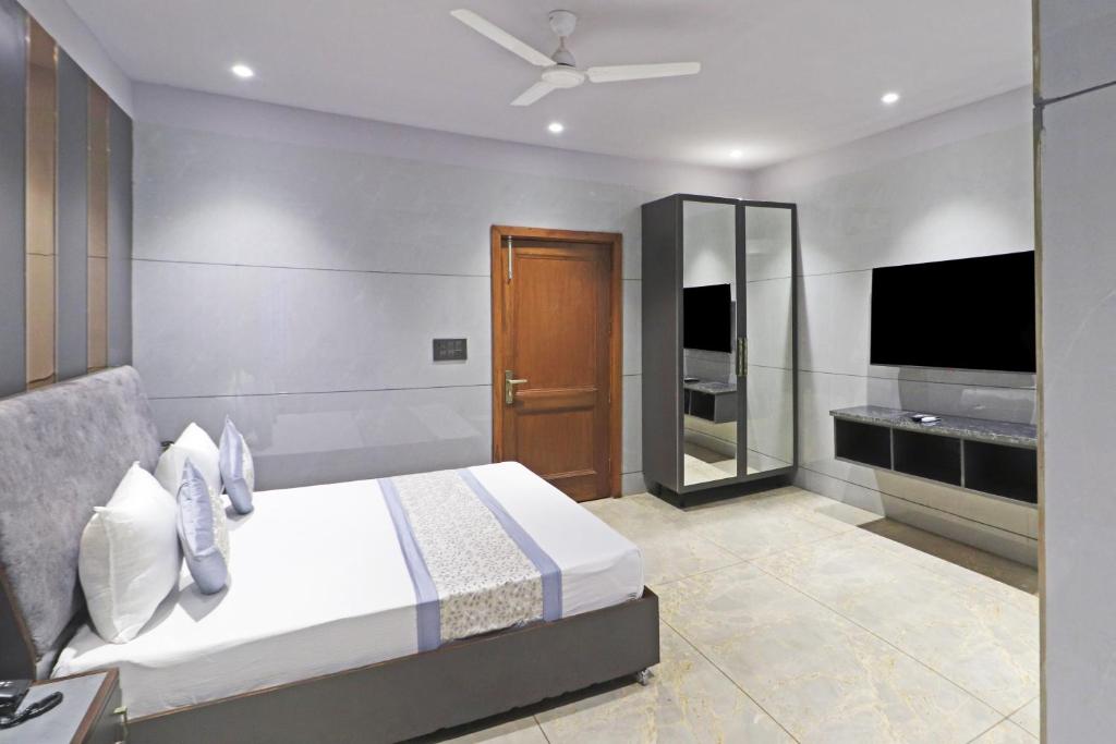TV a/nebo společenská místnost v ubytování Hotel Preet Inn 05 mints walking Distance Nizamuddin Railway Station