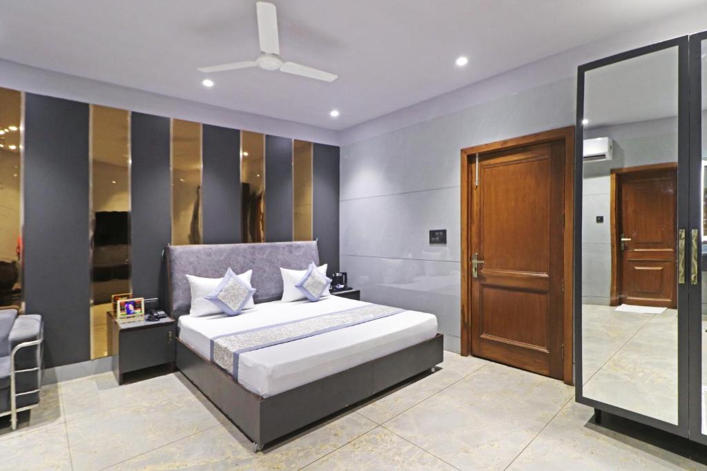 Postel nebo postele na pokoji v ubytování Hotel Preet Inn 05 mints walking Distance Nizamuddin Railway Station