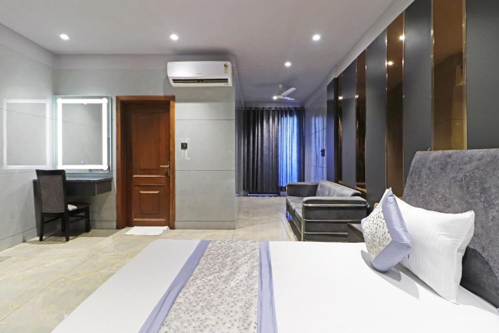 Posezení v ubytování Hotel Preet Inn 05 mints walking Distance Nizamuddin Railway Station