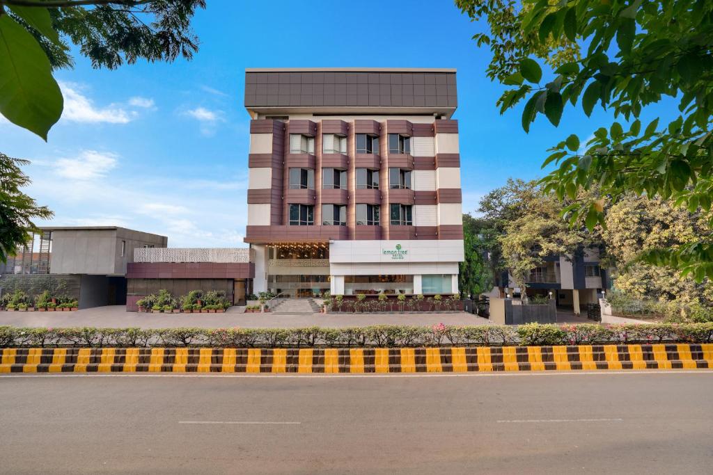 um edifício em frente a uma estrada em Hotel Centre Point Jamshedpur em Jamshedpur