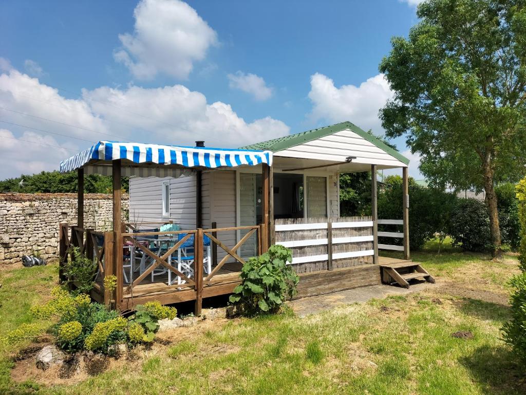 une petite maison avec un kiosque dans une cour dans l'établissement Gîte à bâbord, à Cabariot