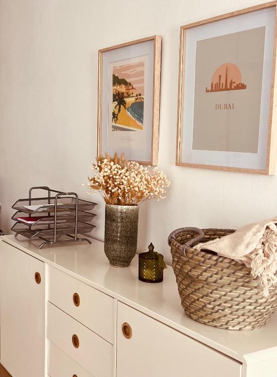 une commode blanche avec deux paniers en dessus dans l'établissement chez Jin Jin, à La Rochelle