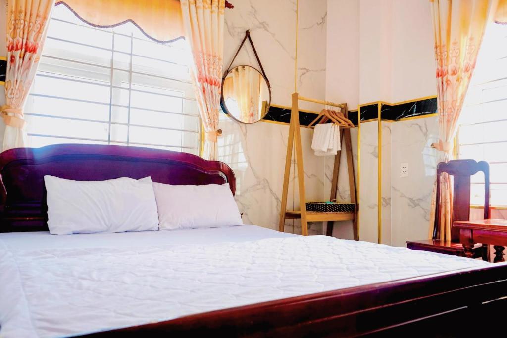 1 dormitorio con 1 cama con cabecero azul en Hoa Bien Motel, en Ly Son