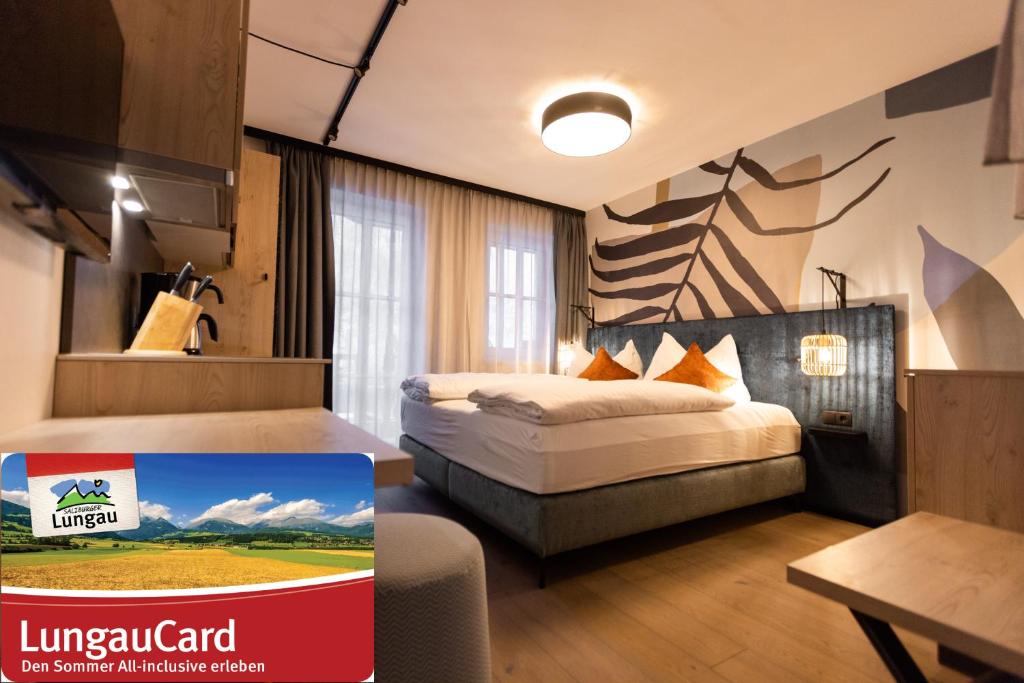 um quarto de hotel com duas camas e uma mesa em CARPE SOLEM Jules em Obertauern