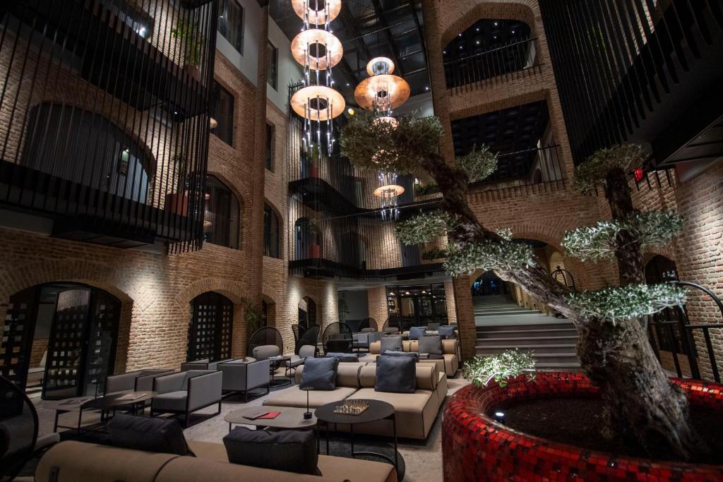 Posezení v ubytování Qarvasla Hotel