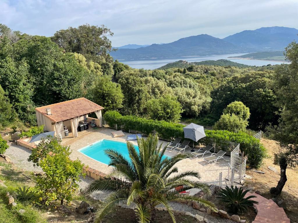 uma imagem de uma villa com piscina em Chez Marc et Jeannick em Belvédère