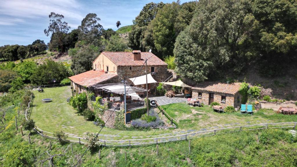 z góry widok na dom z ogródkiem w obiekcie CAN LLOBET Espai Rural Slow w mieście Fogars de Montclus