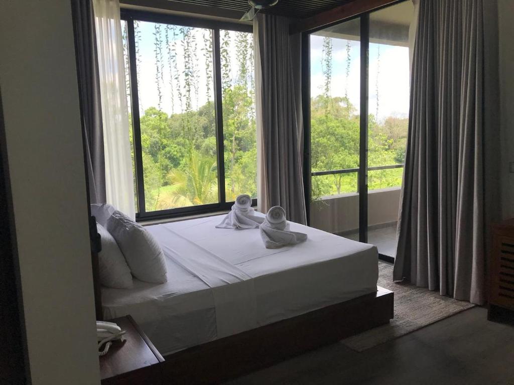 Postel nebo postele na pokoji v ubytování Thimbiri Wewa Resort Wilpattu