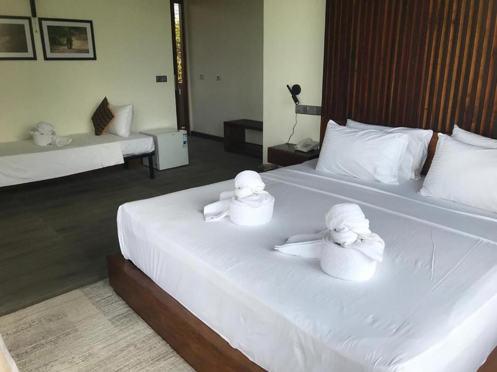 Postel nebo postele na pokoji v ubytování Thimbiri Wewa Resort Wilpattu