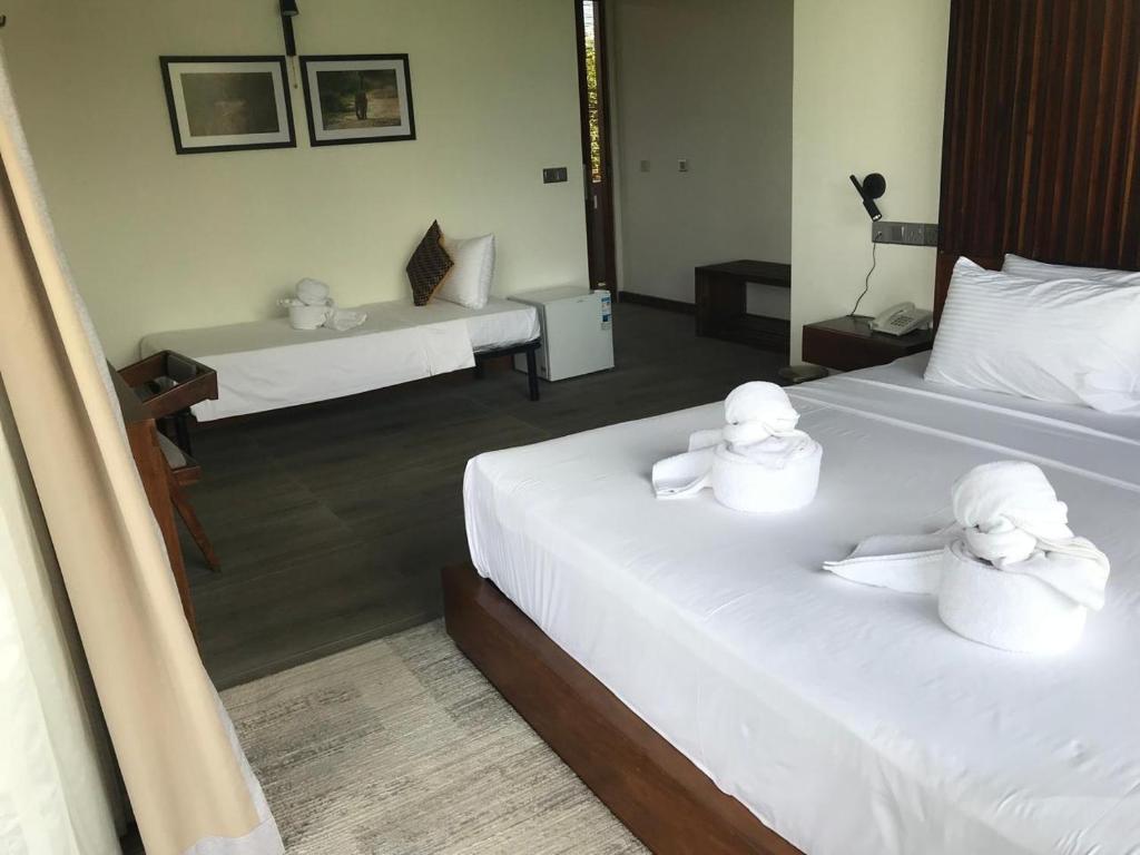 Postel nebo postele na pokoji v ubytování Thimbiri Wewa Resort Wilpattu