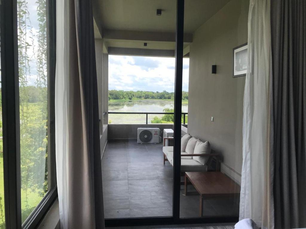 Posezení v ubytování Thimbiri Wewa Resort Wilpattu