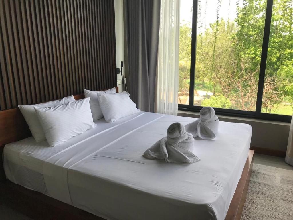 Postel nebo postele na pokoji v ubytování Thimbiri Wewa Resort Wilpattu