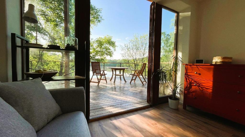 MalešovにあるSunrise Tiny House Malešovのリビングルーム(パティオに面したガラスのスライドドア付)