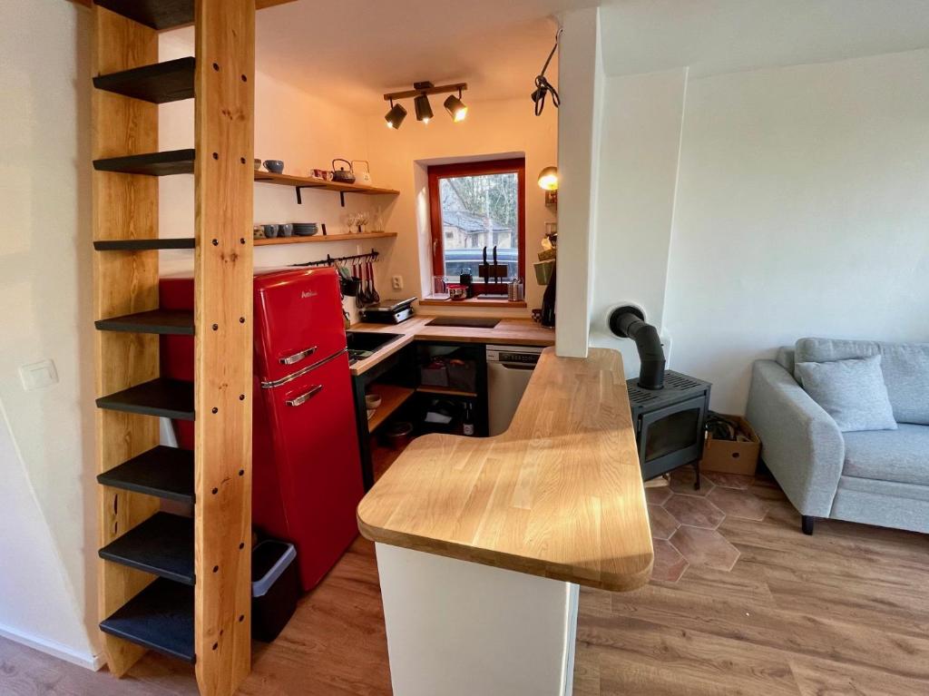 Sunrise Tiny House Malešovにあるキッチンまたは簡易キッチン
