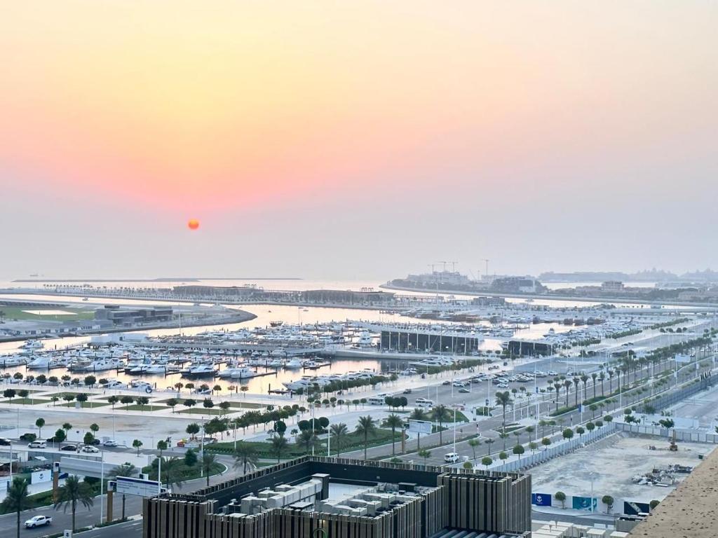 una vista aérea de una ciudad con aparcamiento en Stay in the Luxury Marina Crown Tower walk to Barasti Beach en Dubái