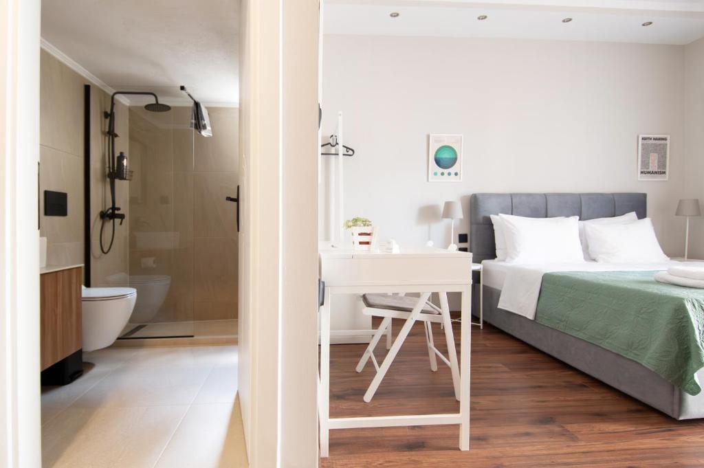 Koupelna v ubytování Escape Stay Center Xanthi with Private Parking MenoHomes 4A