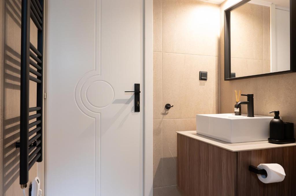 Koupelna v ubytování Escape Stay Center Xanthi with Private Parking MenoHomes 4A
